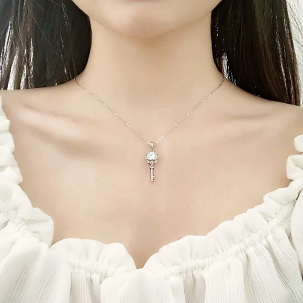 Dây Chuyền Nữ Lili Jewelry Bạc Đính Kim Cương Moissanite Hình Chìa Khóa Abigail LILI_054941 Màu Bạc