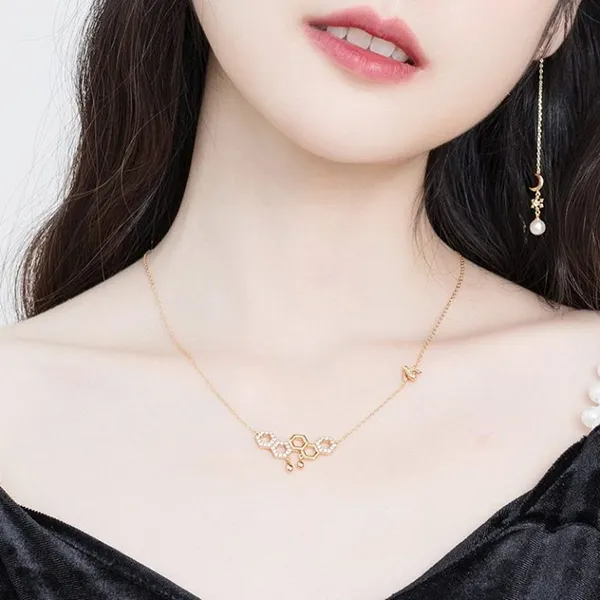 Dây Chuyền Nữ Lili Jewelry Bạc Mạ Vàng Đính Đá CZ Ô Lục Tổ Ong LILI_596971 Màu Vàng