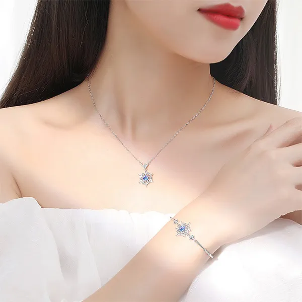 Dây Chuyền Nữ Lili Jewelry Bông Tuyết Ngôi Sao Isabel LILI_092878 Màu Vàng Trắng