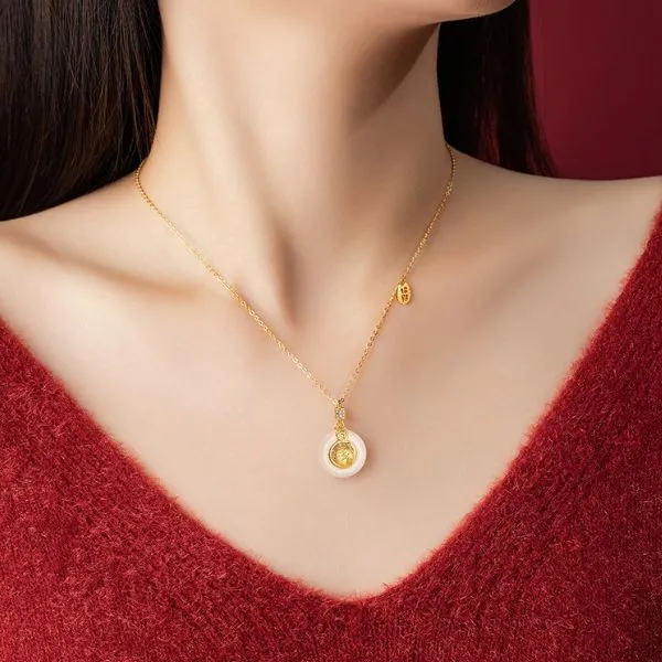 Dây Chuyền Nữ Lili Jewelry Đính Đá Chalcedony Mèo Thần Tài Megan LILI_105561 Màu Vàng Gold