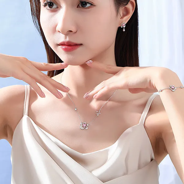 Dây Chuyền Nữ Lili Jewelry Đính Đá CZ Hình Bông Hoa Đào Selena LILI_126808 Màu Bạc/Hồng