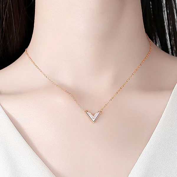 Dây Chuyền Nữ Lili Jewelry Đính Đá CZ Hình Chữ V Cách Điệu Lillie LILI_105718 Màu Vàng Hồng