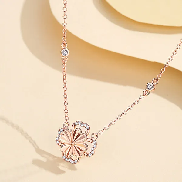 Dây Chuyền Nữ Lili Jewelry Đính Đá CZ Hình Cỏ 4 Lá Xoay Tròn Daisy LILI_126016 Màu Vàng Hồng - Trang sức - Vua Hàng Hiệu