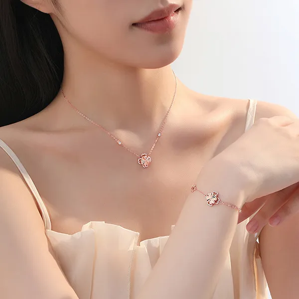 Dây Chuyền Nữ Lili Jewelry Đính Đá CZ Hình Cỏ 4 Lá Xoay Tròn Daisy LILI_126016 Màu Vàng Hồng - Trang sức - Vua Hàng Hiệu
