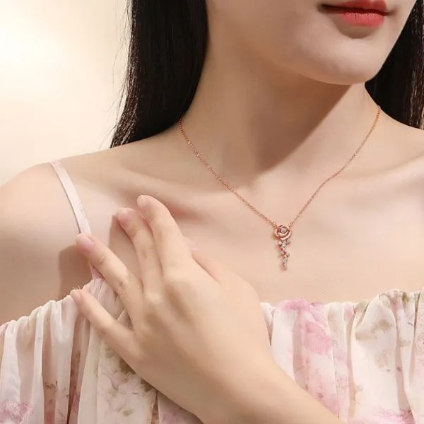 Dây Chuyền Nữ Lili Jewelry Đính Đá CZ Hình Hoa Hồng Alena LILI_105642 Màu Vàng Hồng