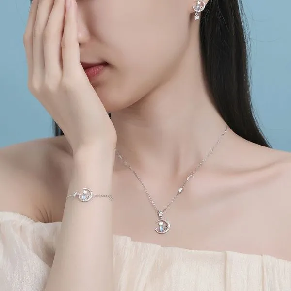 Dây Chuyền Nữ Lili Jewelry Đính Đá CZ Mèo Nhỏ Và Mặt Trăng Della LILI_105242 Màu Vàng Trắng