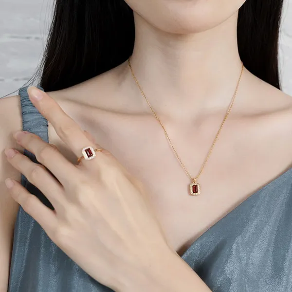 Dây Chuyền Nữ Lili Jewelry Đính Đá Garnet Mặt Vuông LILI_589563 Màu Vàng Gold/Đỏ