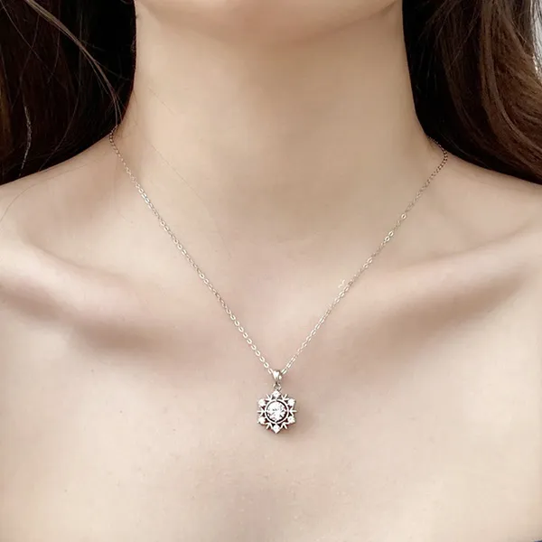 Dây Chuyền Nữ Lili Jewelry Đính Kim Cương Moissanite Hình Bông Tuyết Violet LILI_054962 Màu Bạc