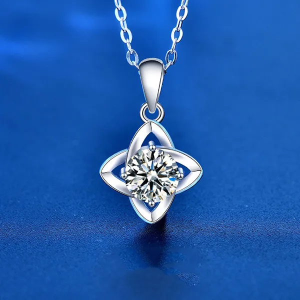 Dây Chuyền Nữ Lili Jewelry Đính Kim Cương Moissanite Hình Cỏ 4 Lá Zoe LILI_055014 Màu Bạc
