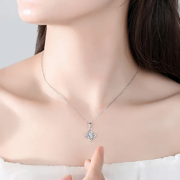 Dây Chuyền Nữ Lili Jewelry Đính Kim Cương Moissanite Hình Cỏ 4 Lá Zoe LILI_055014 Màu Bạc