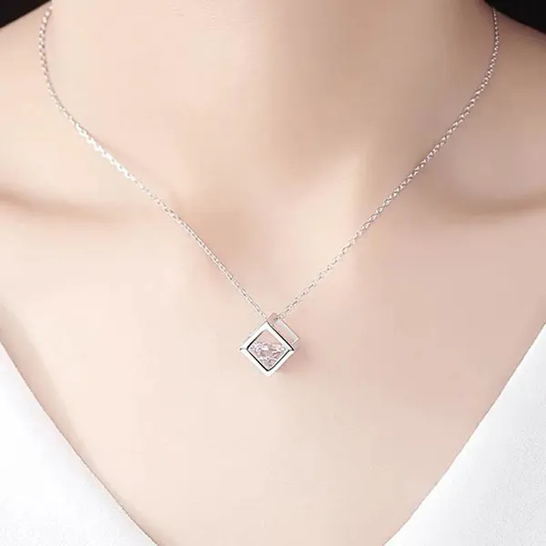 Dây Chuyền Nữ Lili Jewelry Đính Kim Cương Moissanite Hình Hộp Lập Phương LILI_053778 Màu Bạc
