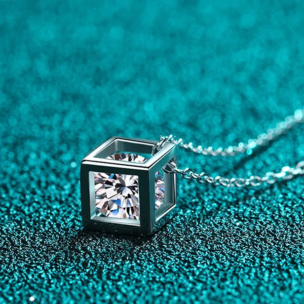 Dây Chuyền Nữ Lili Jewelry Đính Kim Cương Moissanite Hình Hộp Lập Phương LILI_053778 Màu Bạc