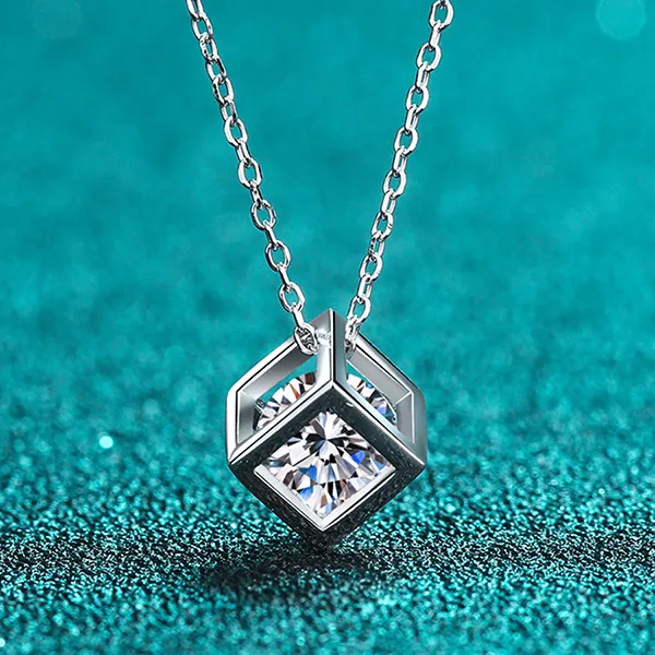 Dây Chuyền Nữ Lili Jewelry Đính Kim Cương Moissanite Hình Hộp Lập Phương LILI_053778 Màu Bạc