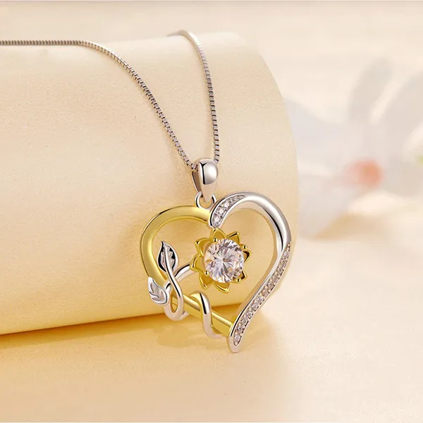 Dây Chuyền Nữ Lili Jewelry Đính Kim Cương Moissanite Hoa Tình Yêu Lea LILI_105903 Màu Vàng Bạc