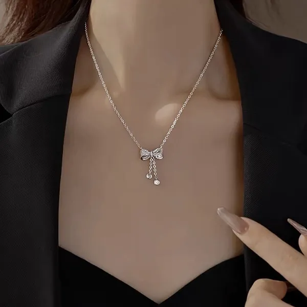 Dây Chuyền Nữ Lili Jewelry Đính Kim Cương Moissanite Nơ Xinh Xắn Isabelle LILI_159827 Màu Bạc