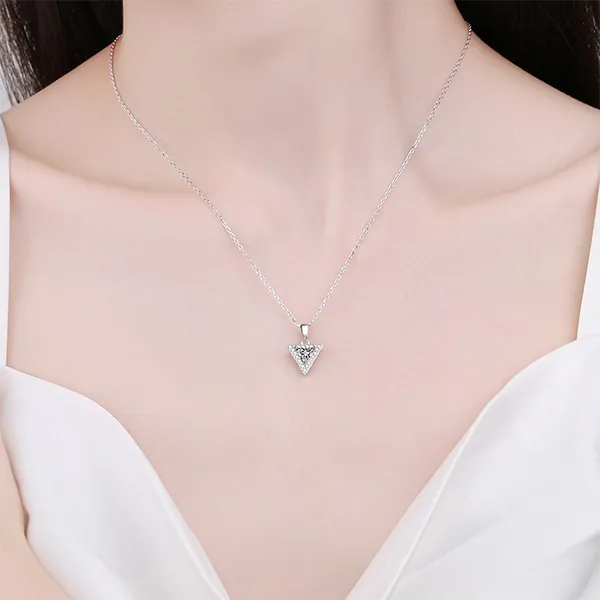 Dây Chuyền Nữ Lili Jewelry Hình Tam Giác Kim Cương Moissanite 0.5 Carat Joyce LILI_099460 Màu Bạc