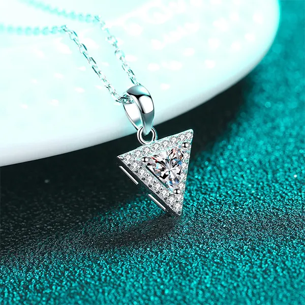 Dây Chuyền Nữ Lili Jewelry Hình Tam Giác Kim Cương Moissanite 0.5 Carat Joyce LILI_099460 Màu Bạc