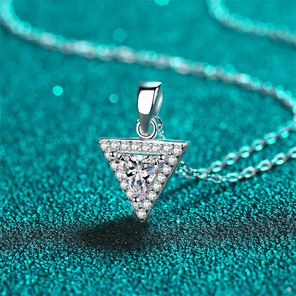 Dây Chuyền Nữ Lili Jewelry Hình Tam Giác Kim Cương Moissanite 0.5 Carat Joyce LILI_099460 Màu Bạc