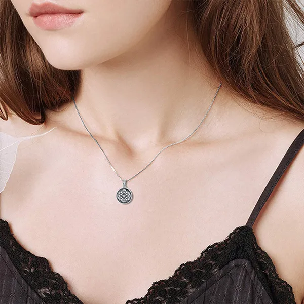Dây Chuyền Nữ Lili Jewelry Hình Tròn Bông Sen Gắn Hình Ảnh Theo Yêu Cầu LILI_054083 Màu Bạc