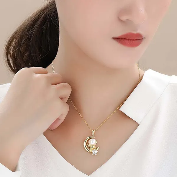 Dây Chuyền Nữ Lili Jewelry Ngọc Trai Phi Hành Gia Mặt Trăng LILI_996438 Màu Vàng - Trang sức - Vua Hàng Hiệu