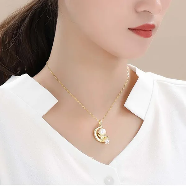 Dây Chuyền Nữ Lili Jewelry Ngọc Trai Phi Hành Gia Mặt Trăng LILI_996438 Màu Vàng - Trang sức - Vua Hàng Hiệu