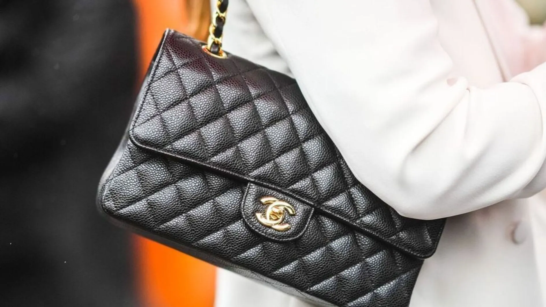 Nhét giấy hoặc túi khí vào trong túi