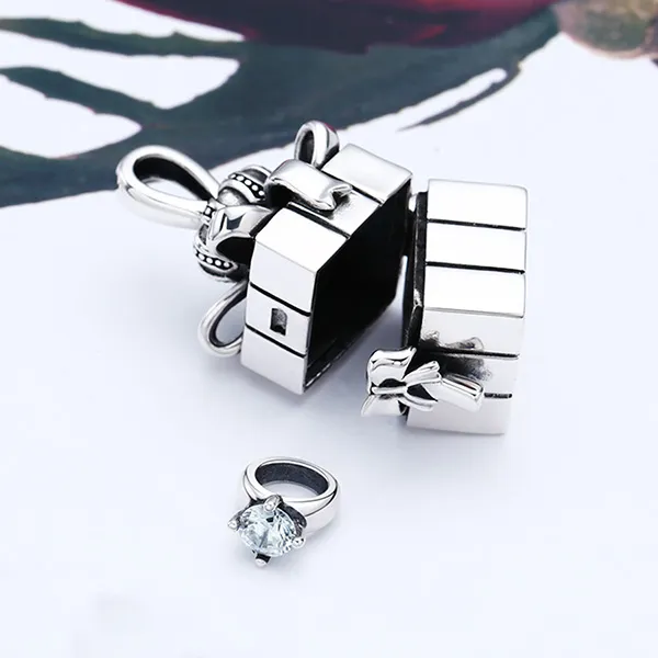 Mặt Dây Chuyền Nam Lili Jewelry Đính Đá CZ Hình Hộp Quà Chứa Nhẫn Ở Trong Felipe LILI_080247 Màu Bạc