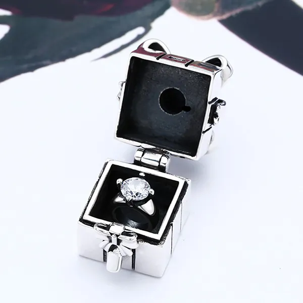 Mặt Dây Chuyền Nam Lili Jewelry Đính Đá CZ Hình Hộp Quà Chứa Nhẫn Ở Trong Felipe LILI_080247 Màu Bạc