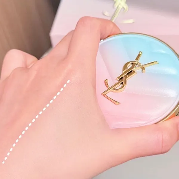 Phấn Nước YSL Phiên Bản Limited Valentine Touche Éclat Glow-Pact Cushion SPF50+ / PA++++ Tone B10 Porcelain