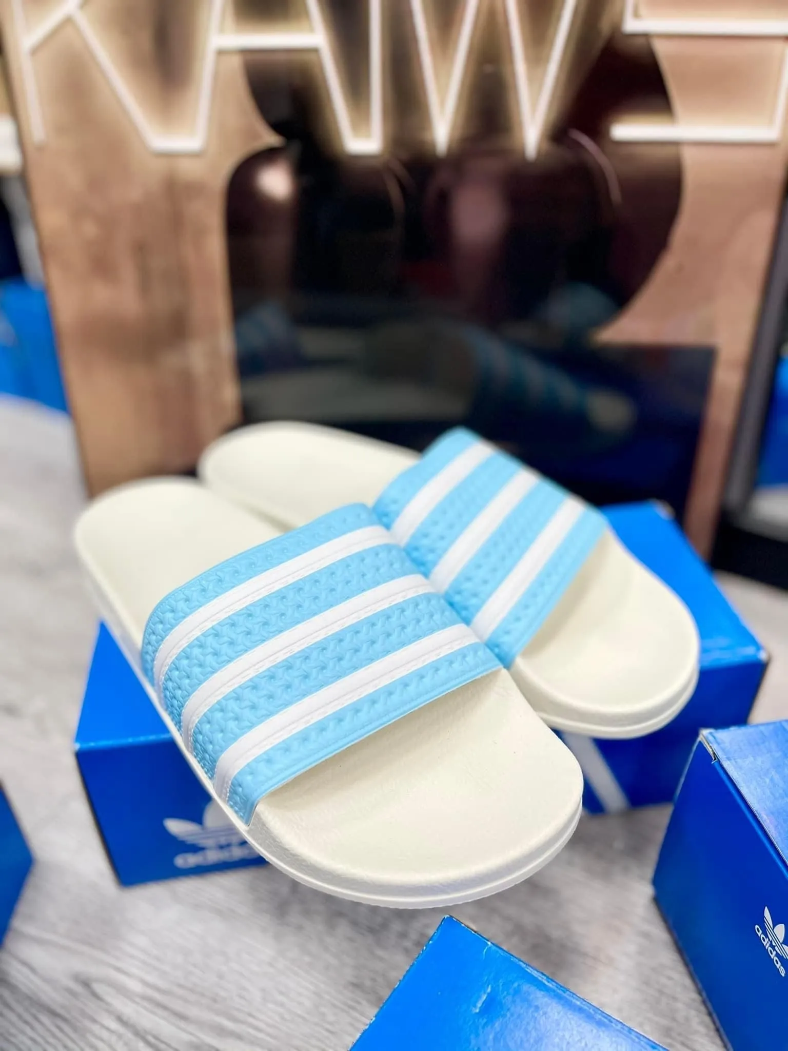 Đặc điểm nổi bật của dép Adidas 