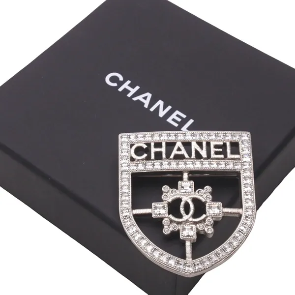 Cài Áo Nữ Chanel CC Crystal Crest Shield Armor Brooch Màu Bạc Trắng