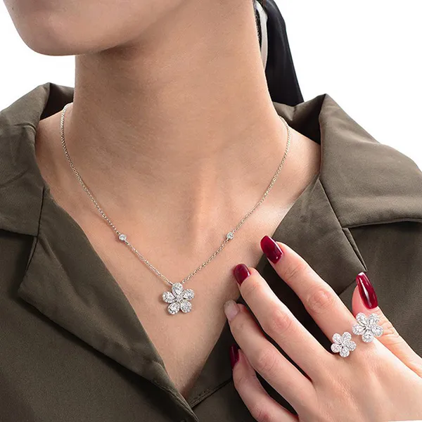 Dây Chuyền Nữ Lili Jewelry Đính Đá Carbon Tổng Hợp Hình Bông Hoa Mai LILI_444676 Màu Bạc - Trang sức - Vua Hàng Hiệu