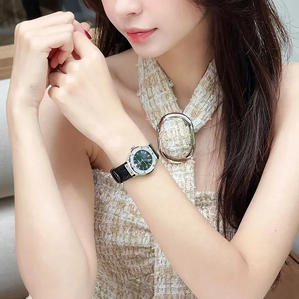 Đồng Hồ Nữ FL Franklin Black Leather Strap Silver Case With Gemstones 31mm Màu Đen (Tặng Kèm Khuyên Tai)