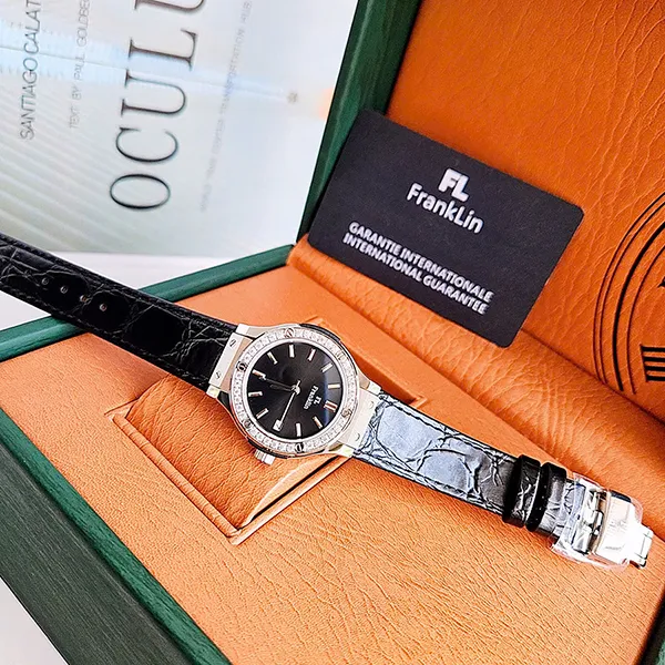 Đồng Hồ Nữ FL Franklin Black Leather Strap Silver Case With Gemstones 31mm Màu Đen (Tặng Kèm Khuyên Tai)