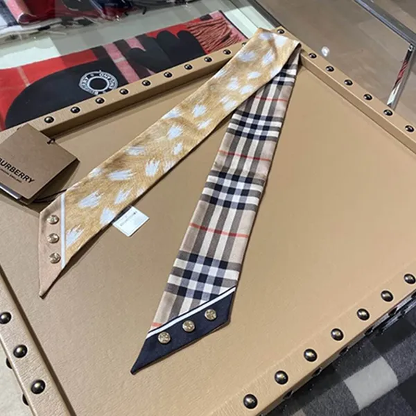 Khăn Nữ Burberry Silk Square 80495731 Màu Nâu Vàng