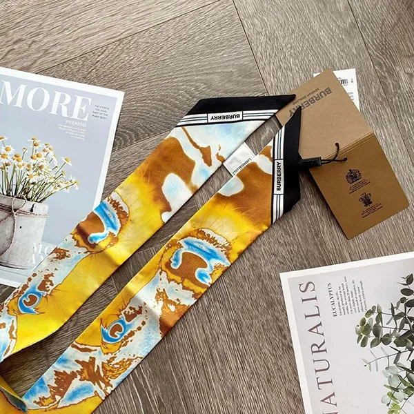 Khăn Nữ Burberry Silk Square 80505691 Deep Saffaron Màu Vàng Họa Tiết