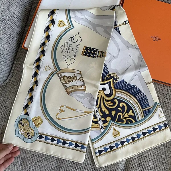 Khăn Nữ Hermès Harnais De Coeur Scarf 90 Màu Kem Họa Tiết