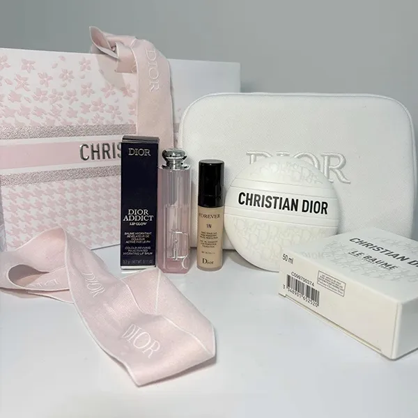 Set Dior Packing (Kem Dưỡng Tay Le Baume Hand Cream 50ml + Son Dưỡng Dior 001 Logo Bạc + Kem Nền Mini Tone 1N 5ml + 2 Túi Đựng)