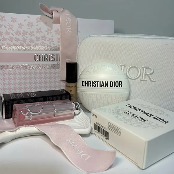 Set Dior Packing (Kem Dưỡng Tay Le Baume Hand Cream 50ml + Son Dưỡng Dior 001 Logo Bạc + Kem Nền Mini Tone 1N 5ml + 2 Túi Đựng)