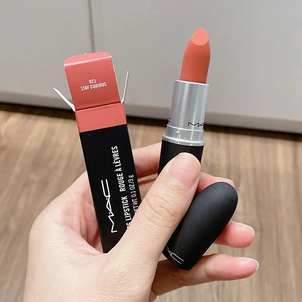 Son MAC Powder Kiss Lipstick Matte 923 Stay Curious Màu Hồng Đất 3g