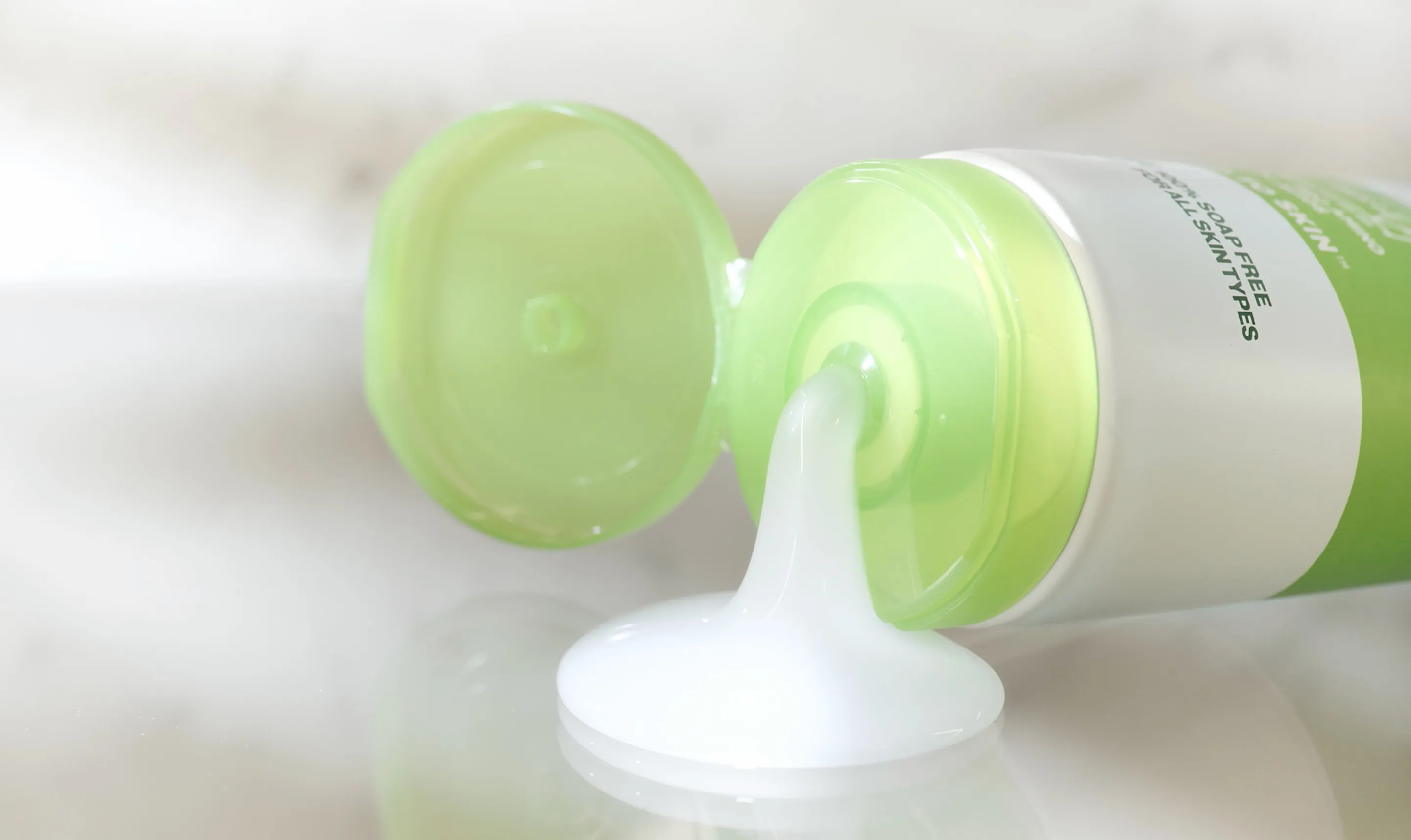 Sữa rửa mặt cao cấp Simple Kind to Skin Refreshing Facial Wash