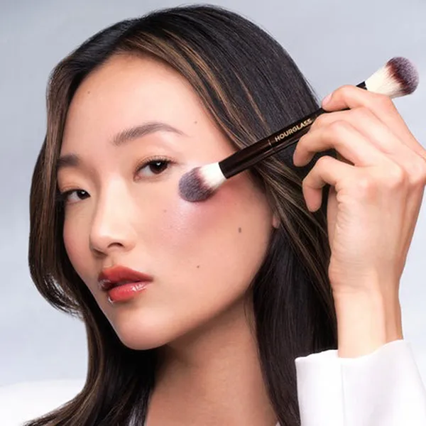 Cọ Trang Điểm Hai Đầu Đa Năng Hourglass Ambient Lighting Edit Brush Màu Nâu