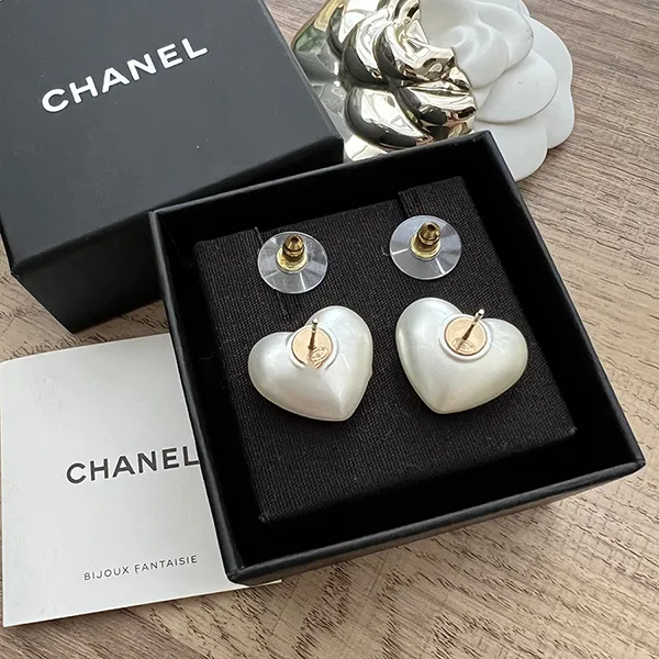 Khuyên Tai Nữ Chanel Heart Pearl Earrings Màu Trắng
