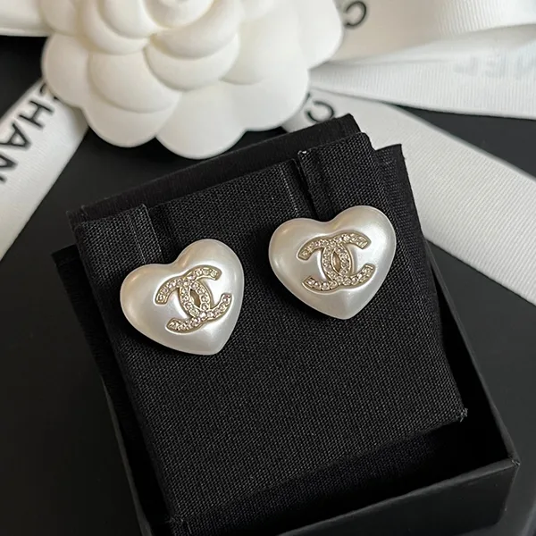 Khuyên Tai Nữ Chanel Heart Pearl Earrings Màu Trắng
