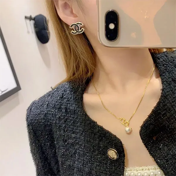 Khuyên Tai Nữ Chanel Turn Lock Gold Frame Black Light Gold Earrings Màu Đen - Vàng