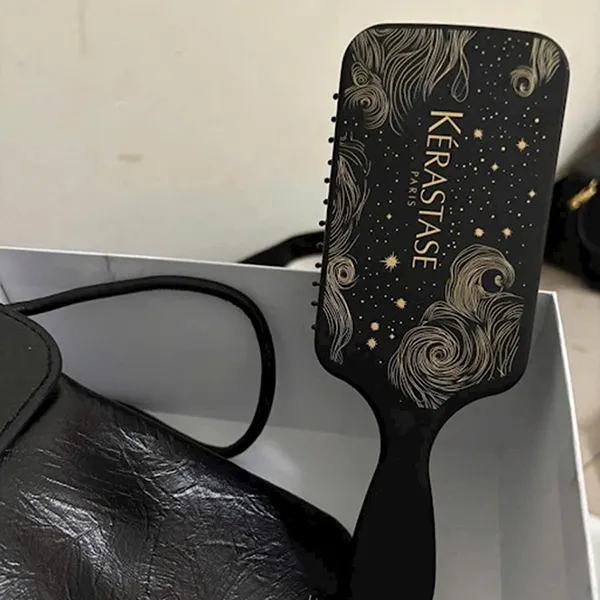 Lược Gỡ Rối Tóc Kérastase Holiday Travel Brush 2024 Edition Màu Đen - Chăm sóc tóc - Vua Hàng Hiệu