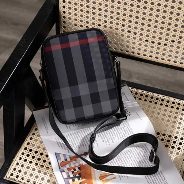 Túi Đeo Chéo Nam Burberry Paddy Check Messenger Navy And Grey 8084062 Màu Xanh Đen
