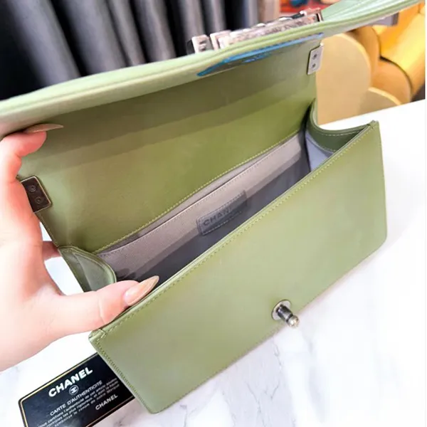 Túi Đeo Chéo Nữ Chanel Iridescent Lambskin Chevron Quilted Medium Boy Flap Green Màu Xanh - Túi xách - Vua Hàng Hiệu