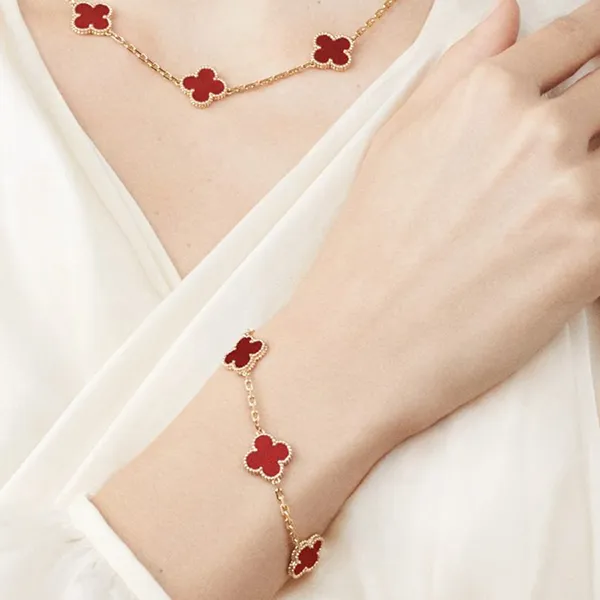 Vòng Đeo Tay Nữ Van Cleef & Arpels Vintage Alhambra Bracelet, 5 Motifs Carnelian VCARD35500 Màu Vàng/Đỏ