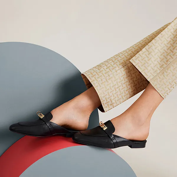 Giày Sục Nữ Hermès Oz Mule Noir H221081ZV02340 Khóa Vàng Màu Đen Size 36